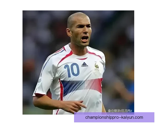 齐达内在中场的艺术表现持续备受关注，展现出非凡的足球智慧。