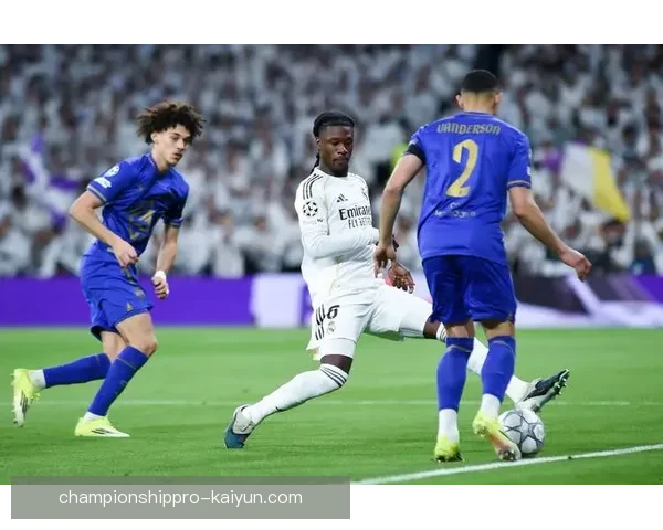 卡马文加在欧冠赛事中的经验积累持续提升，展现出不凡的成长潜力。